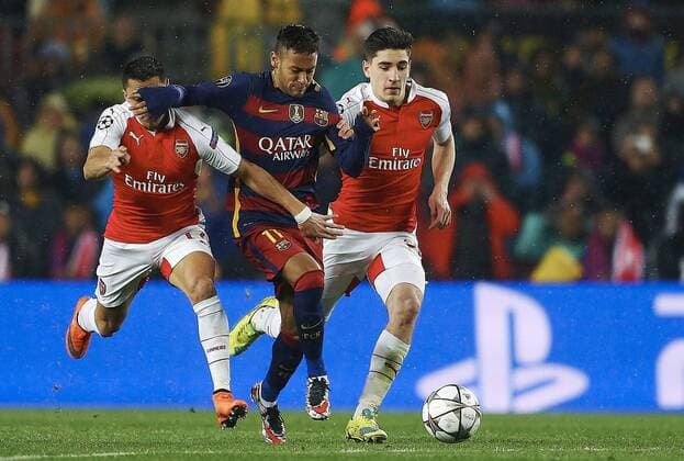 Arsenal FC players Alexis (L) and Hector Bellerin (R) fight for the ball FC Barcelona Barca Brazilian forward Neymar Jr during a Champions League round 16 match held at Camp Nou stadium in Barcelona, Catalonia, Spain, 16 March 2016. BARCELONA VS ARSENAL !ACHTUNG: NUR REDAKTIONELLE NUTZUNG!  BAR026 20160316-635937661004107305
