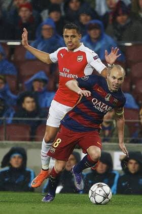 FC Barcelona Barca Iniesta (R) and Arsenal FC Alexis fight for the ball during a Champions League round 16 match held at Camp Nou stadium in Barcelona, Catalonia, Spain, 16 March 2016. BARCELONA VS ARSENAL !ACHTUNG: NUR REDAKTIONELLE NUTZUNG!  BAR030 20160316-635937663164991601