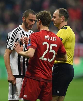 FUSSBALL CHAMPIONS LEAGUE SAISON 2015 2016 ACHTELFINALE RUECKSPIEL FC Bayern Muenchen - Juventus Turin 16.03.2016 Leonardo Bonucci (li) und Thomas Mueller (re, FC Bayern Muenchen) duellieren sich verbal unter den Augen von Schiedsrichter Jonas Eriksson 