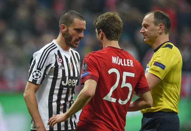 FUSSBALL CHAMPIONS LEAGUE SAISON 2015 2016 ACHTELFINALE RUECKSPIEL FC Bayern Muenchen - Juventus Turin 16.03.2016 Leonardo Bonucci (li) und Thomas Mueller (re, FC Bayern Muenchen) duellieren sich verbal unter den Augen von Schiedsrichter Jonas Eriksson 