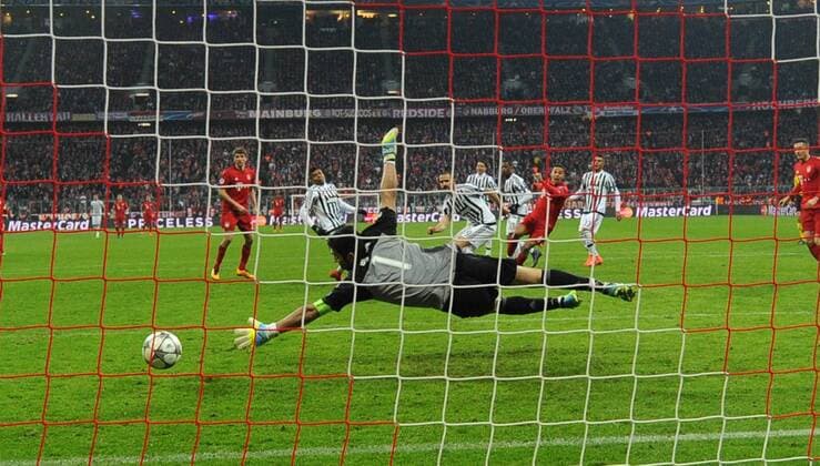 16.03.2016, Fussball, Saison 2015 2016, Champions League, Achtelfinale, FC Bayern Muenchen - Juventus Turin, Thiago Alcantara (Bayern Muenchen), re., erzielt das Tor zum 3:2