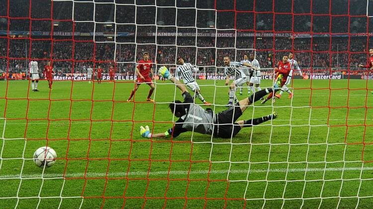 16.03.2016, Fussball, Saison 2015 2016, Champions League, Achtelfinale, FC Bayern Muenchen - Juventus Turin, Thiago Alcantara (Bayern Muenchen), re., erzielt das Tor zum 3:2