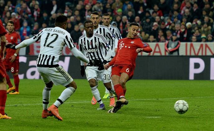 16.03.2016, xjhx, Fussball Champions League, FC Bayern Muenchen - Juventus Turin, emspor, v.l. Alex Sandro (Juventus Turin), Patrice Evra (Juventus Turin), Thiago Alcantara (FC Bayern Muenchen) Goal scored, Tor zum 3:2