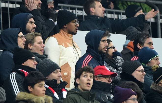 16.03.2016, xjhx, Fussball Champions League, FC Bayern Muenchen - Juventus Turin, emspor, v.l. Jerome Boateng (FC Bayern Muenchen), Javi Martinez (FC Bayern Muenchen) auf der Tribuene