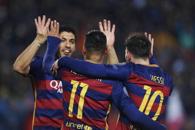 FC Barcelona Barca players Luis Suarez (L) and Leo Messi (R) congratulate Neymar on his goal before Arsenal FC during a Champions League round 16 match held at Camp Nou stadium in Barcelona, Catalonia, Spain, 16 March 2016. BARCELONA VS ARSENAL !ACHTUNG: NUR REDAKTIONELLE NUTZUNG!  BAR031 20160316-635937667697081134