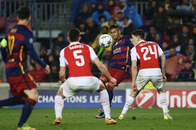 FC Barcelona Barca Brazilian forward Neymar (2R) in action before Arsenal FC players Hector Bellerin (R) and Gabriel during a Champions League round 16 match held at Camp Nou stadium in Barcelona, Catalonia, Spain, 16 March 2016. BARCELONA VS ARSENAL !ACHTUNG: NUR REDAKTIONELLE NUTZUNG!  BAR032 20160316-635937667712213134