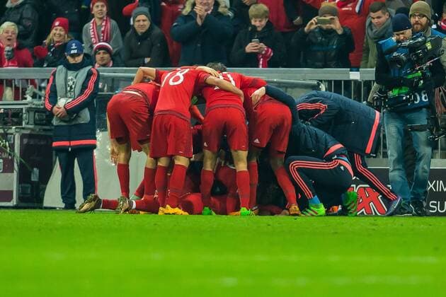 Mittwoch 16.03.2016, CL, UEFA Champions League, Saison 2015 2016, Achtelfinale Rueckspiel in Muenchen, FC Bayern Muenchen - Juventus Turin, Jubel um den Torschuetzen zum 3 zu 2 Thiago Alcantara (FC Bayern 6) DeFodi507