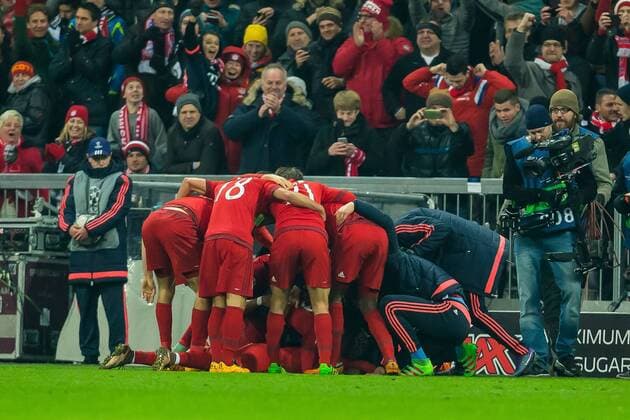 Mittwoch 16.03.2016, CL, UEFA Champions League, Saison 2015 2016, Achtelfinale Rueckspiel in Muenchen, FC Bayern Muenchen - Juventus Turin, Jubel um den Torschuetzen zum 3 zu 2 Thiago Alcantara (FC Bayern 6) DeFodi507