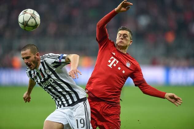 FUSSBALL CHAMPIONS LEAGUE SAISON 2015 2016 ACHTELFINALE RUECKSPIEL FC Bayern Muenchen - Juventus Turin 16.03.2016 Leonardo Bonucci (li, Juventus Turin) gegen Robert Lewandowski (re, FC Bayern Muenchen) 