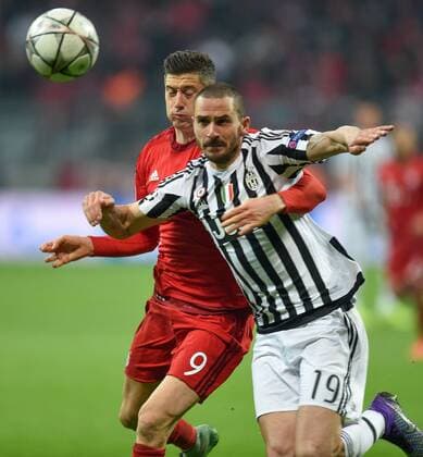 FUSSBALL CHAMPIONS LEAGUE SAISON 2015 2016 ACHTELFINALE RUECKSPIEL FC Bayern Muenchen - Juventus Turin 16.03.2016 Leonardo Bonucci (re, Juventus Turin) gegen Robert Lewandowski (li, FC Bayern Muenchen) 