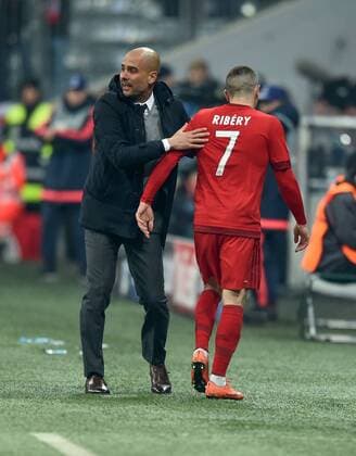 FUSSBALL CHAMPIONS LEAGUE SAISON 2015 2016 ACHTELFINALE RUECKSPIEL FC Bayern Muenchen - Juventus Turin 16.03.2016 Trainer Pep Guardiola (li) wechselt Franck Ribery (re, beide FC Bayern Muenchen) aus 