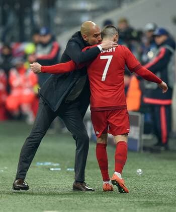 FUSSBALL CHAMPIONS LEAGUE SAISON 2015 2016 ACHTELFINALE RUECKSPIEL FC Bayern Muenchen - Juventus Turin 16.03.2016 Trainer Pep Guardiola (li) wechselt Franck Ribery (re, beide FC Bayern Muenchen) aus 