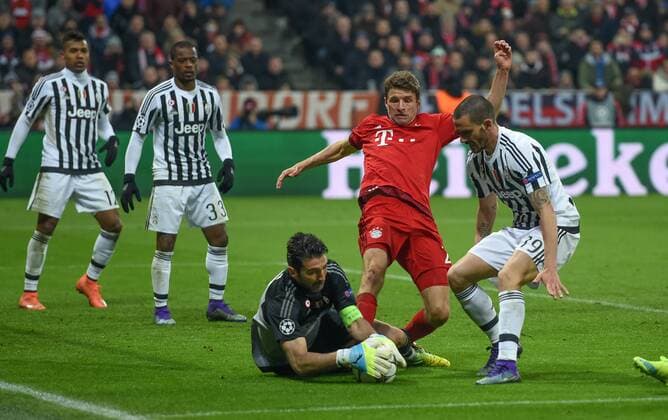 FUSSBALL CHAMPIONS LEAGUE SAISON 2015 2016 ACHTELFINALE RUECKSPIEL FC Bayern Muenchen - Juventus Turin 16.03.2016 Torwart Gianluigi Buffon (li) und Leonardo Bonucci (re, beide Juventus Turin) koennen vor Thomas Mueller (Mitte, FC Bayern Muenchen) retten 