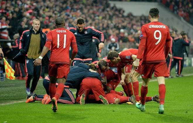 16.03.2016, xjhx, Fussball Champions League, FC Bayern Muenchen - Juventus Turin, emspor, v.l. Thiago Alcantara (FC Bayern Muenchen) und Spieler vom FC Bayern Muenchen Torjubel, Goal celebration, celebrate the goal zum 3:2