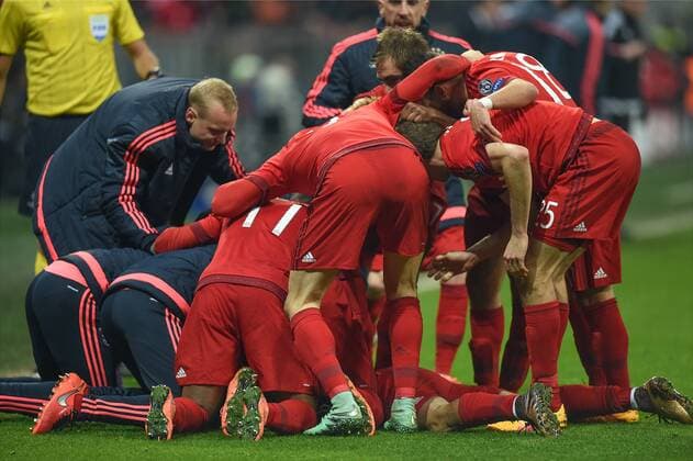 FUSSBALL CHAMPIONS LEAGUE SAISON 2015 2016 ACHTELFINALE RUECKSPIEL FC Bayern Muenchen - Juventus Turin 16.03.2016 Die Bayern bejubeln den Treffer zum 3:2 