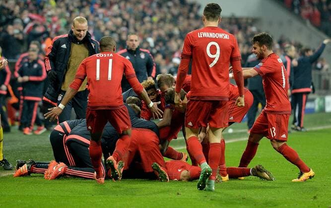 16.03.2016, xjhx, Fussball Champions League, FC Bayern Muenchen - Juventus Turin, emspor, v.l. Thiago Alcantara (FC Bayern Muenchen) und Spieler vom FC Bayern Muenchen Torjubel, Goal celebration, celebrate the goal zum 3:2