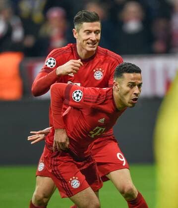 FUSSBALL CHAMPIONS LEAGUE SAISON 2015 2016 ACHTELFINALE RUECKSPIEL FC Bayern Muenchen - Juventus Turin 16.03.2016 Thiago Alcantara (vorne) bejubelt seinem Treffer zum 3:2 mit Robert Lewandowski (beide FC Bayern Muenchen) 