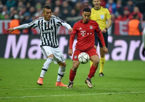 FUSSBALL CHAMPIONS LEAGUE SAISON 2015 2016 ACHTELFINALE RUECKSPIEL FC Bayern Muenchen - Juventus Turin 16.03.2016 Roberto Pereyra (li, Juventus Turin) gegen Thiago Alcantara (re, FC Bayern Muenchen) 