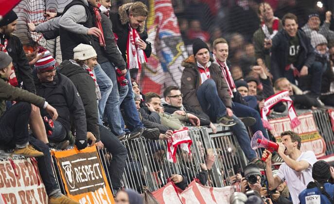 München, 16.03.2016, Allianz Arena Schlussjubel: Thomas Müller (FCB) auf dem Zaun mit Megaphone FC Bayern München vs. Juventus Turin mm