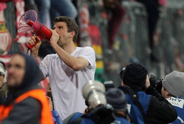 Fußball, Champions League, Thomas Müller mit Megafon vor dem Fanblock, Bayern München - Juventus Turin SOCCER - CL, Bayern vs Juventus MUNICH,GERMANY,16.MAR.16 - SOCCER - UEFA Champions League, Round of 16, FC Bayern Muenchen vs Juventus Turin. Image shows the rejoicing of Thomas Mueller (Bayern). GEPAxpictures xThomasxBachun
