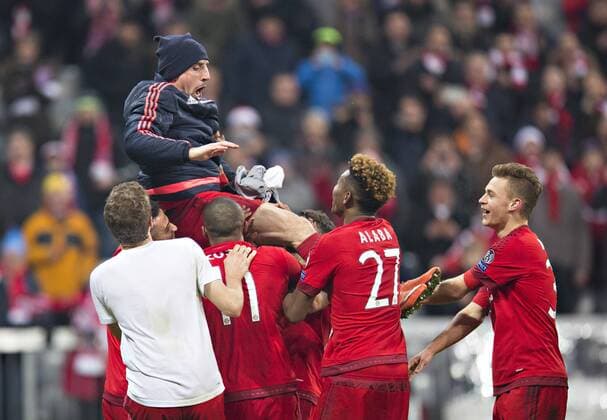München, 16.03.2016, Allianz Arena Schlussjubel: Franck Ribery (FCB) wird von seinen Kollegen in die Luft geworfen FC Bayern München vs. Juventus Turin mm