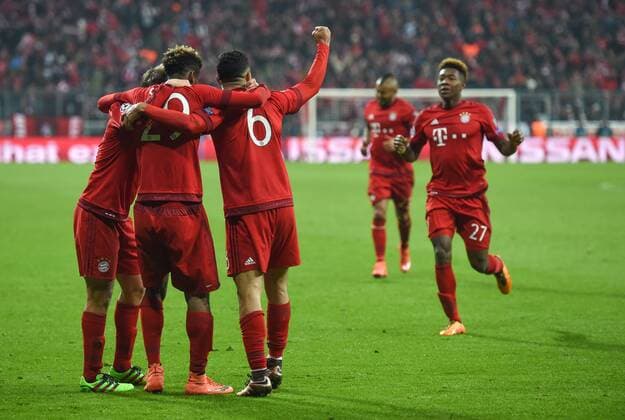 FUSSBALL CHAMPIONS LEAGUE SAISON 2015 2016 ACHTELFINALE RUECKSPIEL FC Bayern Muenchen - Juventus Turin 16.03.2016 Die Spieler vom FC Bayern bejubeln das Tor zum 4:2: Philipp Lahm, Kingsley Coman, Thiago Alcantara und David Alaba (v.l., alle FC Bayern Muenchen) 
