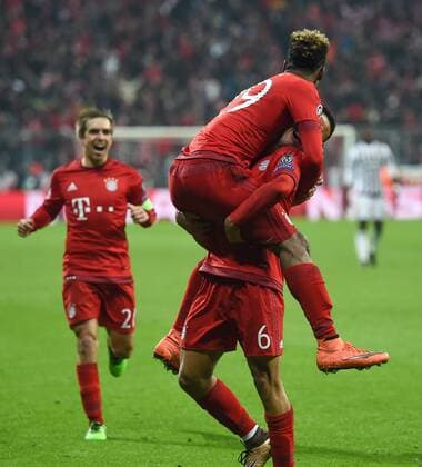 FUSSBALL CHAMPIONS LEAGUE SAISON 2015 2016 ACHTELFINALE RUECKSPIEL FC Bayern Muenchen - Juventus Turin 16.03.2016 Die Spieler vom FC Bayern bejubeln das Tor zum 4:2: Philipp Lahm, Kingsley Coman und Thiago Alcantara (v.l., alle FC Bayern Muenchen) 