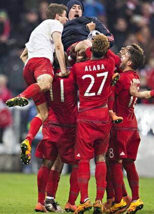 München, 16.03.2016, Allianz Arena Schlussjubel: Franck Ribery (FCB) wird von seinen Kollegen in die Luft geworfen - Thomas Müller (FCB) kommt dazu FC Bayern München vs. Juventus Turin mm