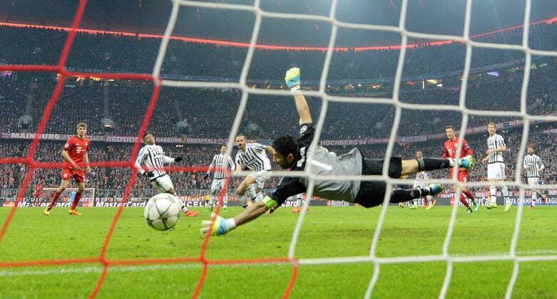 16.03.2016, xjhx, Fussball Champions League, FC Bayern Muenchen - Juventus Turin, emspor, v.l. Gianluigi Buffon (Juventus Turin), Thiago Alcantara (FC Bayern Muenchen) Goal scored, Tor zum 3:2