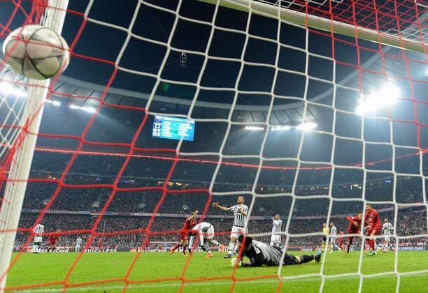 16.03.2016, xjhx, Fussball Champions League, FC Bayern Muenchen - Juventus Turin, emspor, v.l. Gianluigi Buffon (Juventus Turin), Thiago Alcantara (FC Bayern Muenchen) Goal scored, Tor zum 3:2