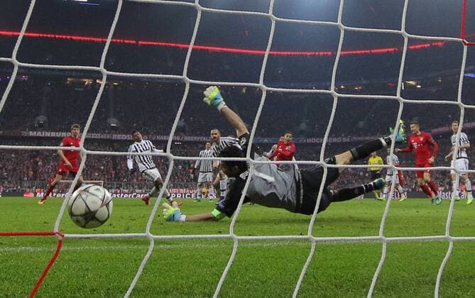 Thiago ALCANTARA, FCB 6 Torschuss, schiesst das Tor zum 3-2 gegen Gianluigi BUFFON, JUVE 1 FC BAYERN MUENCHEN - JUVENTUS TURIN Achtelfinale, Football UEFA Champions League, Munich, 16.03.2016 CL Saison 2015 2016