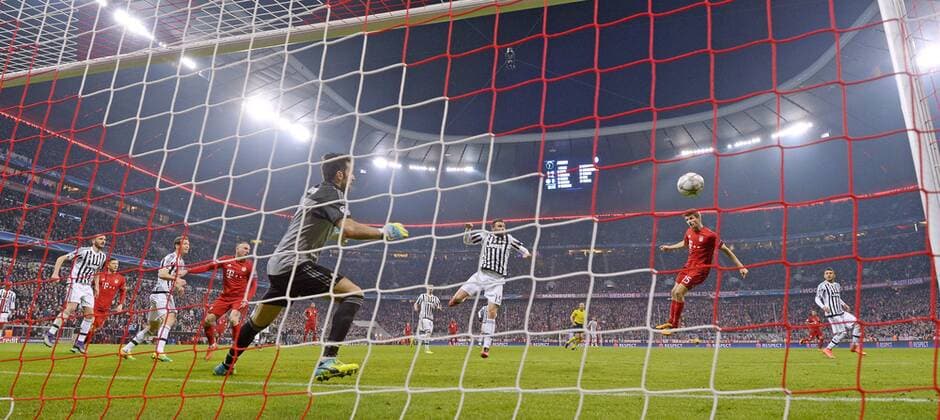 16.03.2016, Fussball Championsleague 2015 2016, Achtelfinale Rückspiel, FC Bayern München - Juventus Turin, in der Allianzarena München. Ausgleichstreffer in der 90.Minute von Thomas Müller (FC Bayern München), li: Torwart Gianluigi Buffon (Turin) ohne Chance. 
