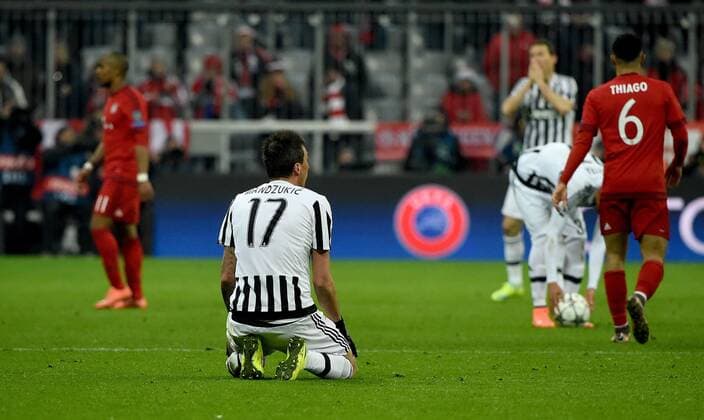 16.03.2016, xjhx, Fussball Champions League, FC Bayern Muenchen - Juventus Turin, emspor, v.l. Mario Mandzukic (Juventus Turin) enttaeuscht, enttaeuscht schauend, dissapointed