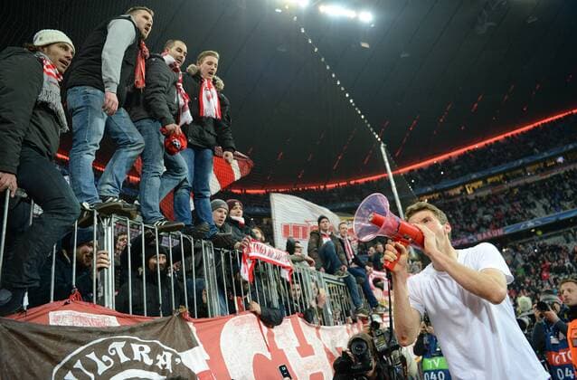 Fußball, Champions League, Thomas Müller mit Megafon vor dem Fanblock, Bayern München - Juventus Turin FUSSBALL CHAMPIONS LEAGUE SAISON 2015 2016 ACHTELFINALE RUECKSPIEL FC Bayern Muenchen - Juventus Turin 16.03.2016 Thomas Mueller (FC Bayern Muenchen) feiert mit Fans und Megaphon in der Suedkurve 