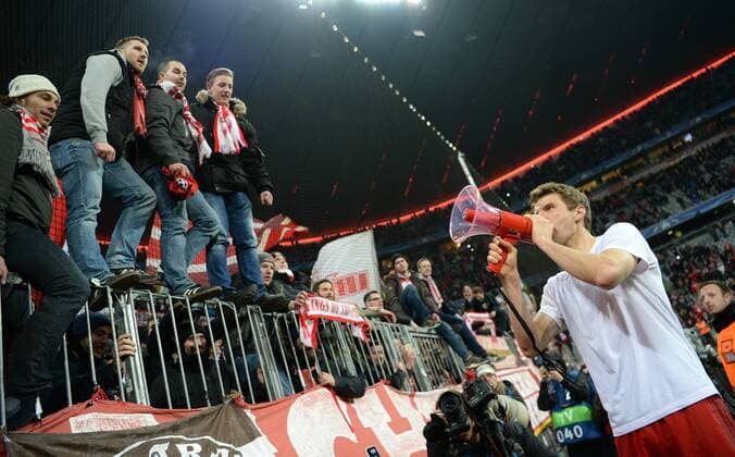 FUSSBALL CHAMPIONS LEAGUE SAISON 2015 2016 ACHTELFINALE RUECKSPIEL FC Bayern Muenchen - Juventus Turin 16.03.2016 Thomas Mueller (FC Bayern Muenchen) feiert mit Fans und Megaphon in der Suedkurve 