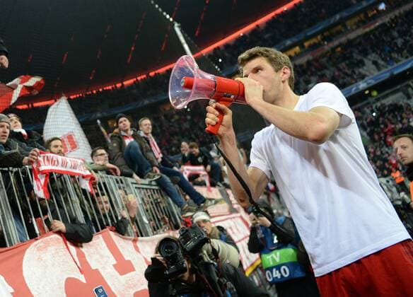 Fußball, Champions League, Thomas Müller mit Megafon vor dem Fanblock, Bayern München - Juventus Turin FUSSBALL CHAMPIONS LEAGUE SAISON 2015 2016 ACHTELFINALE RUECKSPIEL FC Bayern Muenchen - Juventus Turin 16.03.2016 Thomas Mueller (FC Bayern Muenchen) feiert mit Fans und Megaphon in der Suedkurve 
