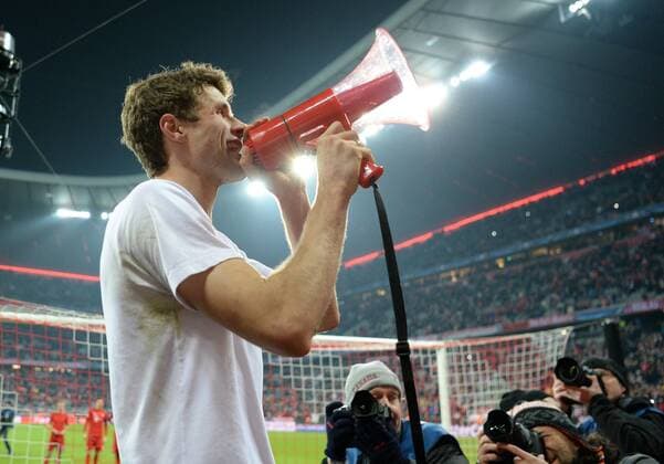 Fußball, Champions League, Thomas Müller mit Megafon vor dem Fanblock, Bayern München - Juventus Turin FUSSBALL CHAMPIONS LEAGUE SAISON 2015 2016 ACHTELFINALE RUECKSPIEL FC Bayern Muenchen - Juventus Turin 16.03.2016 Thomas Mueller (FC Bayern Muenchen) feiert mit Fans und Megaphon in der Suedkurve 