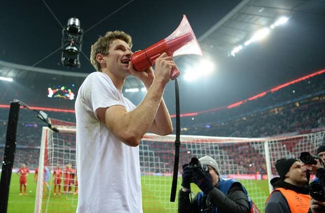 FUSSBALL CHAMPIONS LEAGUE SAISON 2015 2016 ACHTELFINALE RUECKSPIEL FC Bayern Muenchen - Juventus Turin 16.03.2016 Thomas Mueller (FC Bayern Muenchen) feiert mit Fans und Megaphon in der Suedkurve 