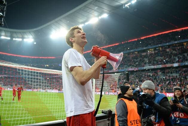 FUSSBALL CHAMPIONS LEAGUE SAISON 2015 2016 ACHTELFINALE RUECKSPIEL FC Bayern Muenchen - Juventus Turin 16.03.2016 Thomas Mueller (FC Bayern Muenchen) feiert mit Fans und Megaphon in der Suedkurve 
