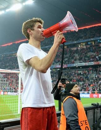 FUSSBALL CHAMPIONS LEAGUE SAISON 2015 2016 ACHTELFINALE RUECKSPIEL FC Bayern Muenchen - Juventus Turin 16.03.2016 Thomas Mueller (FC Bayern Muenchen) feiert mit Fans und Megaphon in der Suedkurve 