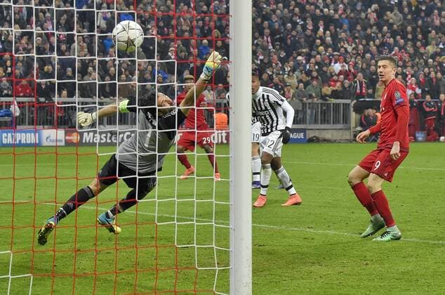 16.03.2016, Fussball Championsleague 2015 2016, Achtelfinale Rückspiel, FC Bayern München - Juventus Turin, in der Allianzarena München. Kingsley Coman (Bayern München) trifft hier zum 4:2 gegen Torwart Gianluigi Buffon (Turin) 