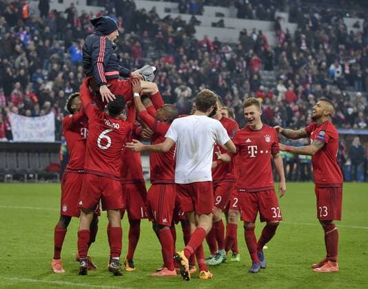 16.03.2016, Fussball Championsleague 2015 2016, Achtelfinale Rückspiel, FC Bayern München - Juventus Turin, in der Allianzarena München. Franck Ribery (FC Bayern München) wird von seinen Mitspielern in die Höhe geworfen. 