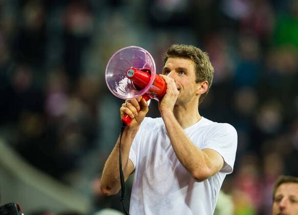 Fußball, Champions League, Thomas Müller mit Megafon vor dem Fanblock, Bayern München - Juventus Turin Mittwoch 16.03.2016, CL, UEFA Champions League, Saison 2015 2016, Achtelfinale Rueckspiel in Muenchen, FC Bayern Muenchen - Juventus Turin, schlussjubel Thomas Mueller (FC Bayern 25) auf dem Zaun der Bayern Suedkurve DeFodi507