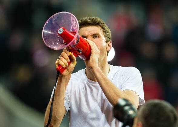 Fußball, Champions League, Thomas Müller mit Megafon vor dem Fanblock, Bayern München - Juventus Turin Mittwoch 16.03.2016, CL, UEFA Champions League, Saison 2015 2016, Achtelfinale Rueckspiel in Muenchen, FC Bayern Muenchen - Juventus Turin, schlussjubel Thomas Mueller (FC Bayern 25) auf dem Zaun der Bayern Suedkurve DeFodi507