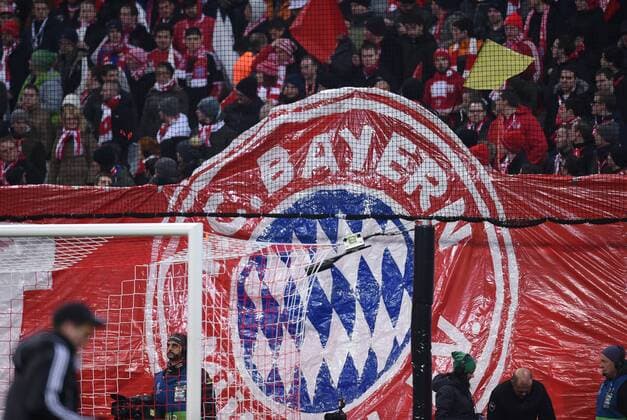 FUSSBALL CHAMPIONS LEAGUE SAISON 2015 2016 ACHTELFINALE RUECKSPIEL FC Bayern Muenchen - Juventus Turin 16.03.2016 Die Bayernfans zeigen eine Choreografie in der Suedkurve 