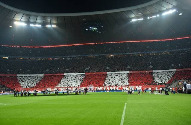 FUSSBALL CHAMPIONS LEAGUE SAISON 2015 2016 ACHTELFINALE RUECKSPIEL FC Bayern Muenchen - Juventus Turin 16.03.2016 Die Bayernfans zeigen eine Choreografie in der Suedkurve 