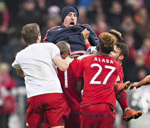 München, 16.03.2016, Allianz Arena Schlussjubel: Franck Ribery (FCB) wird von seinen Kollegen in die Luft geworfen FC Bayern München vs. Juventus Turin mm