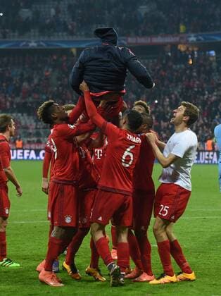 FUSSBALL CHAMPIONS LEAGUE SAISON 2015 2016 ACHTELFINALE RUECKSPIEL FC Bayern Muenchen - Juventus Turin 16.03.2016 Kingsley Coman, Thiago Alcantara und Thomas Mueller (v.l., FC Bayern Muenchen) lassen Franck Ribery hochleben 
