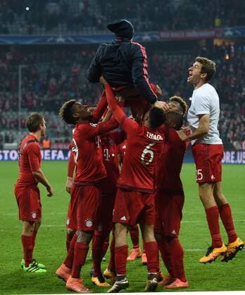 FUSSBALL CHAMPIONS LEAGUE SAISON 2015 2016 ACHTELFINALE RUECKSPIEL FC Bayern Muenchen - Juventus Turin 16.03.2016 Kingsley Coman, Thiago Alcantara und Thomas Mueller (v.l., FC Bayern Muenchen) lassen Franck Ribery hochleben 