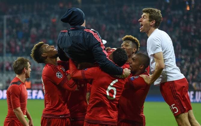 FUSSBALL CHAMPIONS LEAGUE SAISON 2015 2016 ACHTELFINALE RUECKSPIEL FC Bayern Muenchen - Juventus Turin 16.03.2016 Kingsley Coman, Thiago Alcantara und Thomas Mueller (v.l., FC Bayern Muenchen) lassen Franck Ribery hochleben 